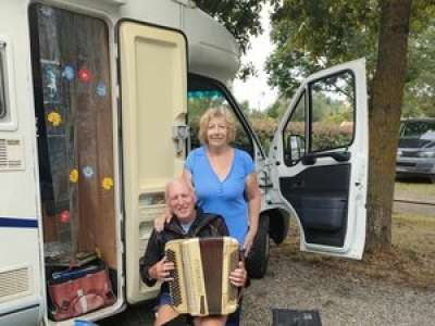 Un air d’accordéon sur une aire de camping-cars de Gimont