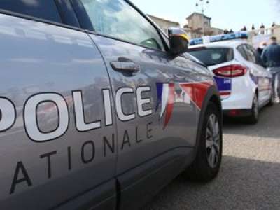 Poursuivi par la police en état d’ivresse, il abandonne sa voiture et traverse la rivière à la nage