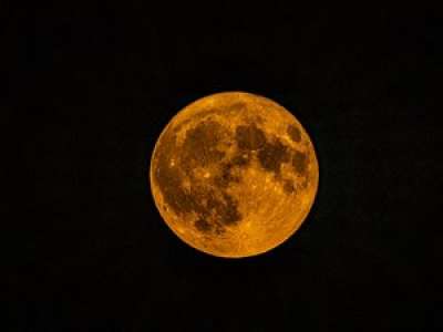 Au clair de la lune rousse, les Lotois ont levé les yeux et savouré le spectacle dans le ciel le moins pollué de France