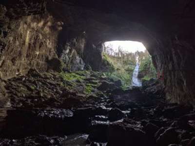 Un jeune spéléologue a passé la nuit dans une grotte après être tombé à 200 mètres sous terre