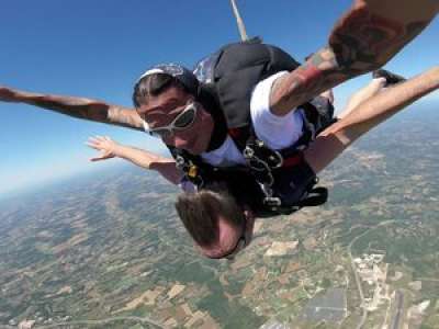 Parachutisme : l’octogénaire intrépide rêve de passer du baptême en tandem au saut en solitaire