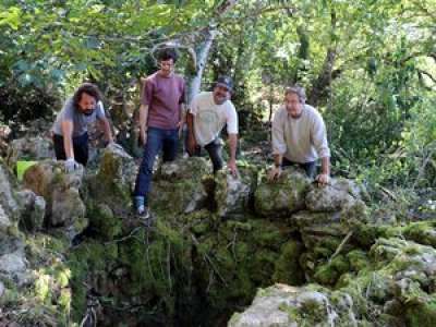 Au fond des bois et de la terre que Massou a creusé pendant 45 ans, ils restaurent et préservent les trésors de cet incroyable artiste