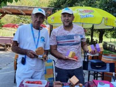 En Aveyron, la pétanque se joue aussi avec… des boules carrées