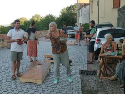 Toile de yourte et maïs : une petite partie de Corn hole sur les remparts du Carla-Bayle