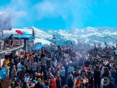 Télésièges, neige de Courchevel, animations avec un restaurant d’altitude de Méribel… l’Envol Côté Plage se transforme en station de sports d’hiver