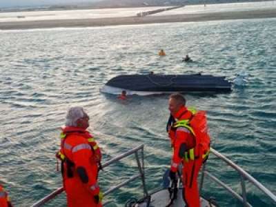 Insolite : les sauveteurs en mer contraints de remorquer un bateau la tête en bas