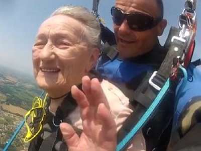 VIDEO. À 91 ans, Placida saute en parachute et réalise le rêve de sa vie : 