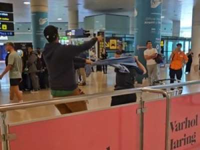 VIDEO. Un homme pourchasse une pickpocket à l’aéroport et l’attache à une balustrade