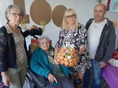  « À 100 ans, she’s surrounded by love: Her grandchildren and great-grandchildren gather for a joyful celebration » could be translated into a concise and engaging French title as follows:

« À 100 ans, elle célèbre entourée de ses petits-enfant