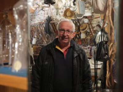 Hache du néolithique, film américain et billet libanais : Patrick, de brocanteur à psychologue de la rue Faurie à Foix