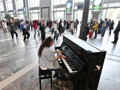 K-Pop dans la gare Matabiau : La pianiste toulousaine Meldy Melody a ému les voyageurs