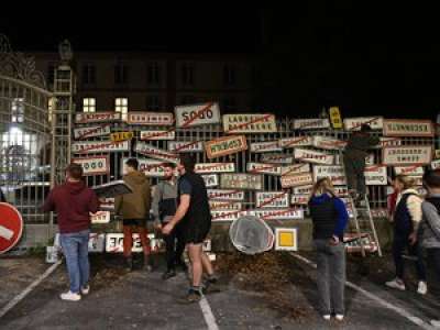 EN IMAGES. Les agriculteurs affichent près de 200 panneaux de communes des Hautes-Pyrénées aux grilles de la préfecture