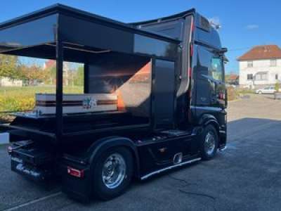 Un camion corbillard pour rendre hommage aux chauffeurs de poids lourds : 