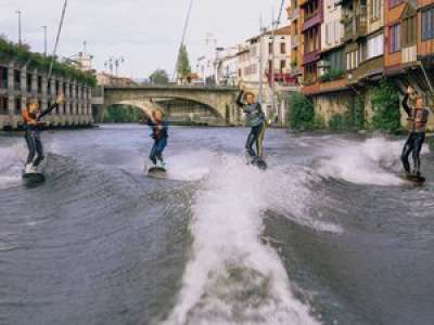 Quand la famille Duparchy surfe sur l’Agout dans le centre-ville de Castres…