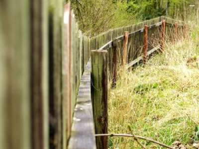  «Voisins en conflit depuis 33 ans: un mur, du barbelé et des dénonciations, comme en temps de guerre»