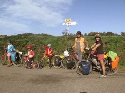 Boulogne-sur-Gesse. Une famille à vélo le long du bassin méditerranéen