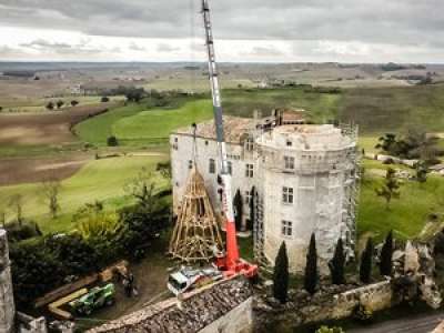 VIDEO. Une opération aussi rare que spectaculaire pour sauver la toiture de ce château gersois