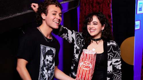 Mary Mouser de Cobra Kai et Ethan Cutkosky de Shameless célèbrent Halloween avec un sujet brûlant