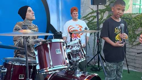 Travis Barker fait une halte surprise au stand de limonade du batteur aveugle de 9 ans Grayson Roberts