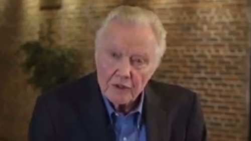 Jon Voight envoie un message inquiétant à propos de Trump après le retour de la poussière à mi-parcours