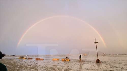 Le site de Burning Man a plu et a été inondé, les festivaliers piégés