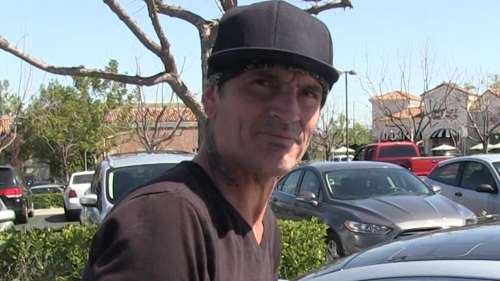 Tommy Lee reposte le clip OAN transphobe, se faisant critiquer en ligne