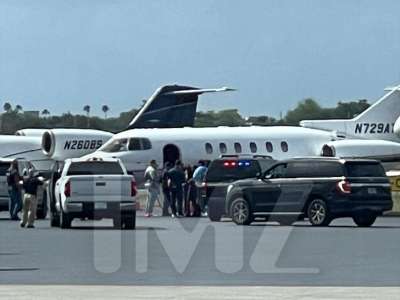 Diddy vu en train de parler avec des agents fédéraux à l’aéroport alors que son associé est arrêté