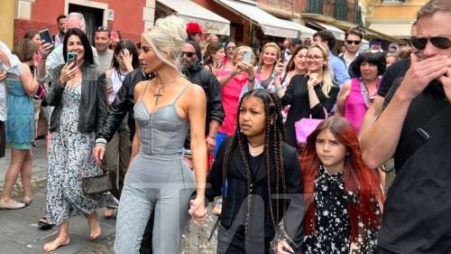 Kim Kardashian dans les rues d’Italie pour Gelato avant le mariage de Kourtney