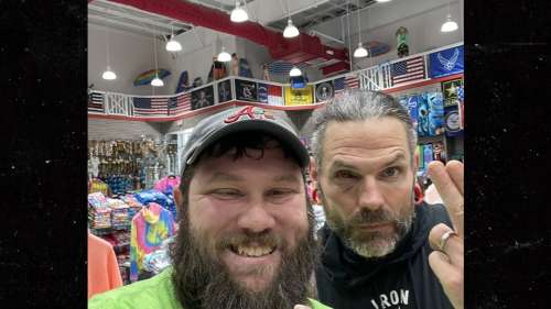 Jeff Hardy refait surface après avoir résolu l’affaire DUI, pose avec un fan de catch