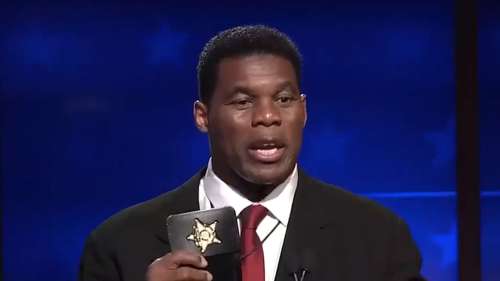 Herschel Walker affiche un badge apparemment faux lors du débat de l’AG