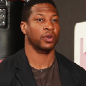 La victime présumée de Jonathan Majors vue faire la fête dans une nouvelle vidéo de Night in Question