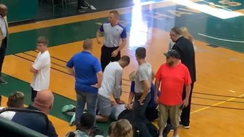 Un joueur de basket-ball effectue une RCR sur un arbitre qui s’est effondré en cours de partie, aide à sauver des vies