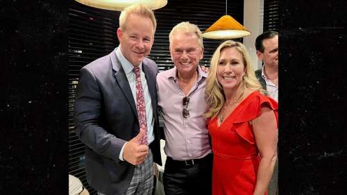 Pat Sajak, animateur de “Wheel of Fortune”, déchiré pour une photo avec Marjorie Taylor Greene