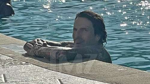 Tommy Lee se détend au bord de la piscine avec des côtes cassées lors de la visite de Mötley Crüe