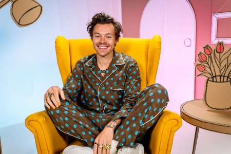 Harry Styles réussit même à avoir l’air élégant sans effort dans son pyjama alors qu’il nous lit une histoire de CBeebies