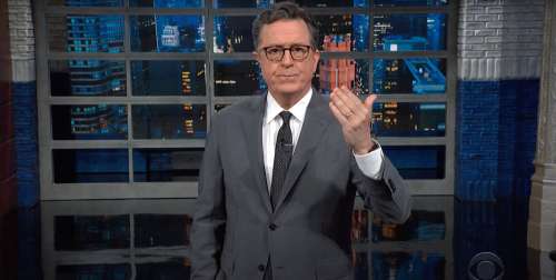 Stephen Colbert s’étouffe, reste silencieux pendant 6 secondes alors qu’il donne au public Texas News