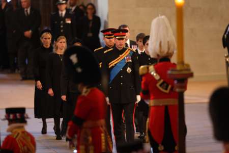 William et Harry se réunissent à nouveau alors qu’ils veillent sur le cercueil de la reine