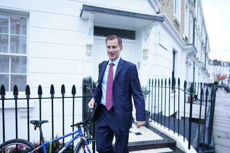 Jeremy Hunt prépare le Royaume-Uni à une “tempête” économique alors qu’il dévoile des réductions de dépenses et des hausses d’impôts