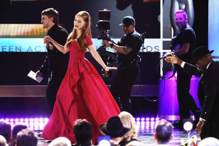 Jessica Chastain dit que sa chute aux SAG Awards avait une doublure argentée