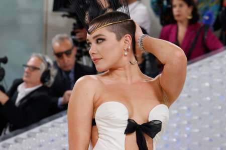 Florence Pugh dévoile sa tête rasée sur le tapis rouge du gala du Met