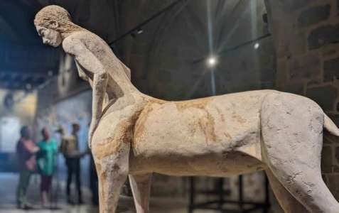 Faits divers					Un homme asperge de ratatouille une œuvre exposée dans une chapelle de Brive : 