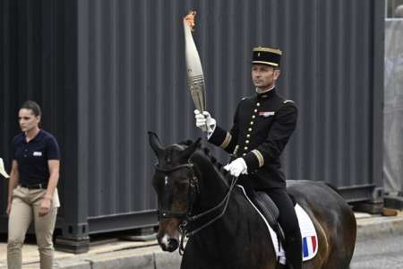 Insolite		            La flamme olympique s'invite dans le défilé du 14 juillet avant de traverser les lieux emblématiques de Paris