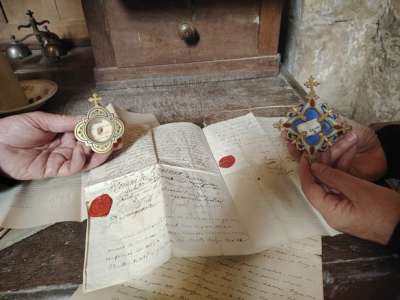 Insolite		            Que révèle l'enveloppe scellée retrouvée, avec deux reliquaires, dans l'église de Saint-Pierre-les-Etieux ?