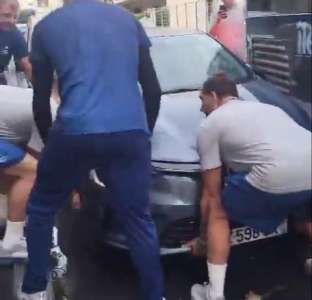 Insolite					JO Paris 2024 : l'équipe de water-polo grecque soulève une voiture pour laisser passer leur bus