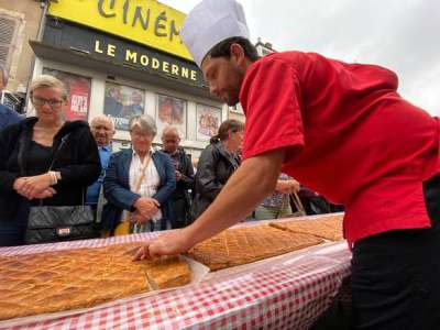 Insolite	            Un an après le record du monde, une galette aux patates de 48 mètres à Saint-Amand-Montrond