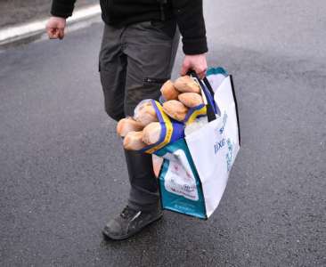 Le boulanger refuse de donner du pain, les agriculteurs déversent du fumier devant sa boutique