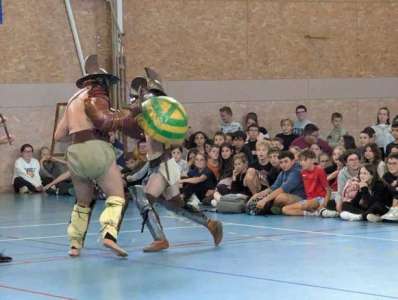 Animation	            École de gladiateurs, fabrication de lampes à huile... Une journée antique au collège de Sancergues