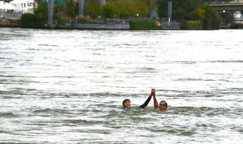 Insolite					La ministre des Sports, Amélie Oudéa-Castera, a glissé en voulant se baigner dans la Seine