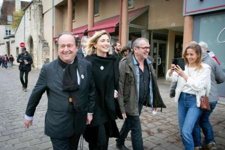 Insolite		            Le scooter chevauché par l’ex-président Hollande pour ses rendez-vous secrets a été adjugé 20.500 euros