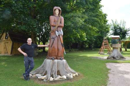 Artisanat	            Les Paviot, une famille de touche-à-tout qui réalise des œuvres d'art dans son jardin à Savigny-en-Septaine